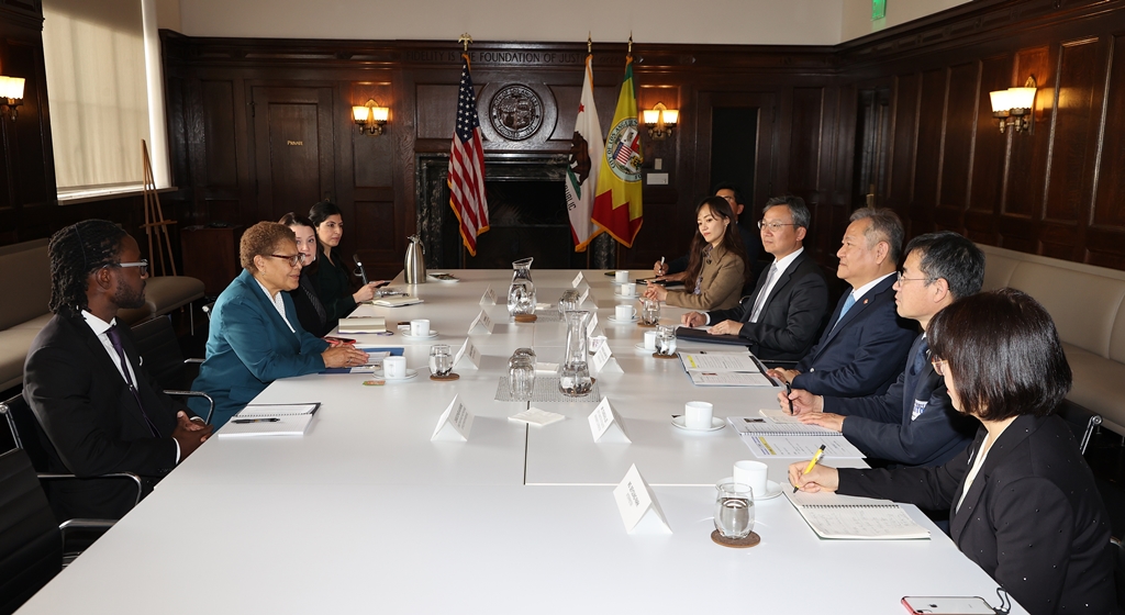 Lee Sang-min, Minister of the Interior and Safety, discussed how to share and cooperate in drought countermeasures and policies and the widespread of AI wildfire detection systems with LA Mayor Bass at the Los Angeles City Hall on the afternoon of the 2nd (local time).