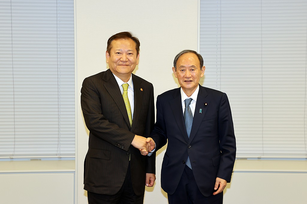 Interior Minister Lee Sang-min shakes hands with former Prime Minister Suga Yoshihide after meeting with him at the Second Members' Office Building of the House Representatives, the lower house of the National Diet of Japan, on the afternoon of the 13th, and discussing countermeasures against regional decline and balanced development policies.