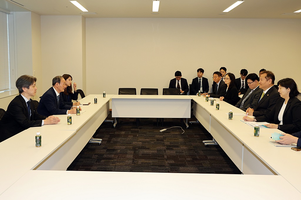 Interior Minister Lee Sang-min meets with former Prime Minister Suga Yoshihide to discuss the countermeasures against regional decline and balanced development policies at the Second Members' Office Building of the House of Representatives, the lower house of the National Diet of Japan, on the afternoon of the 13th.