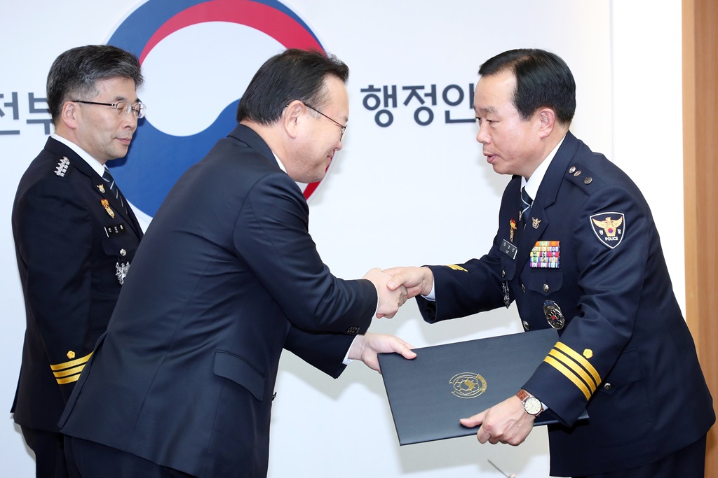 김부겸 장관이 3일 오후 정부서울청사에서 신임 승진 경찰지휘부에 대한 임명장을 수여하고 있다.
