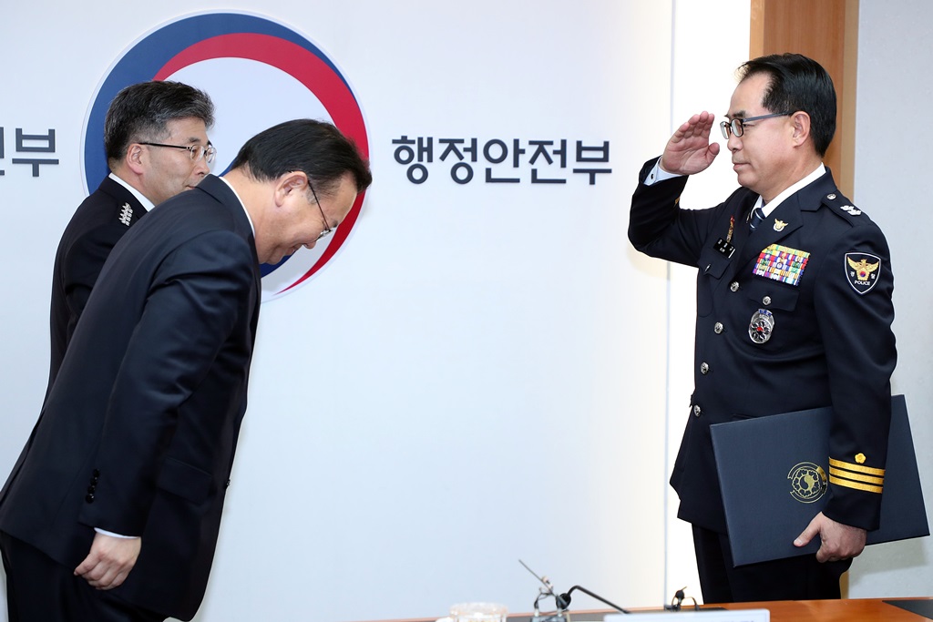 김부겸 장관이 3일 오후 정부서울청사에서 신임 승진 경찰지휘부에 대한 임명장을 수여하고 있다.