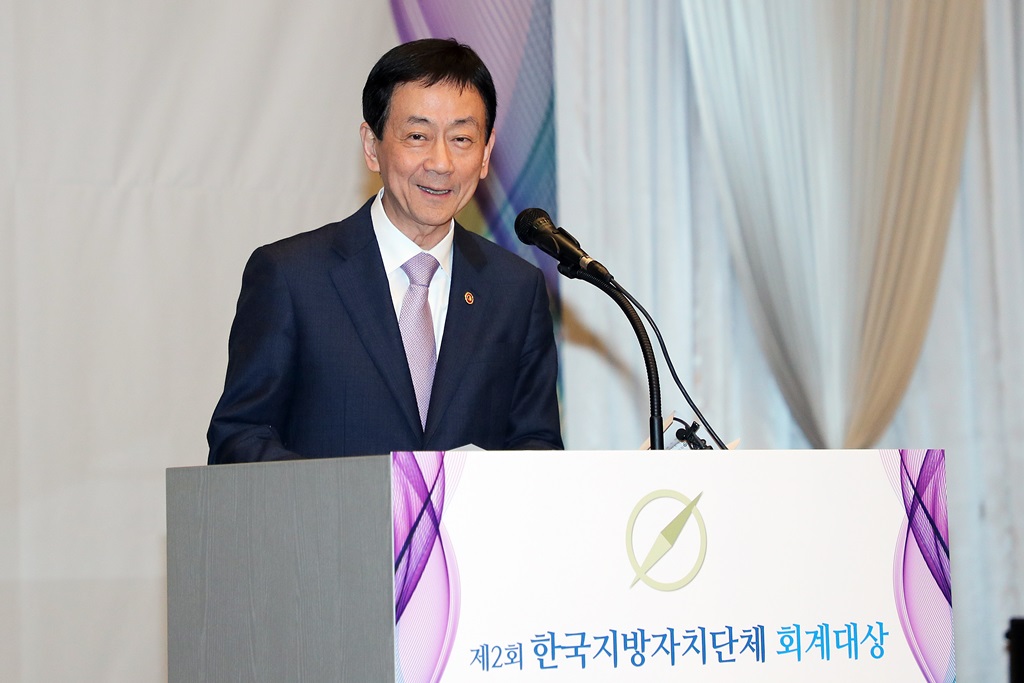 13일 오후 한국공인회계사회가 주관한 제2회 한국지방자치단체 회계대상 시상식에서 진영 장관이 축사하고 있다.