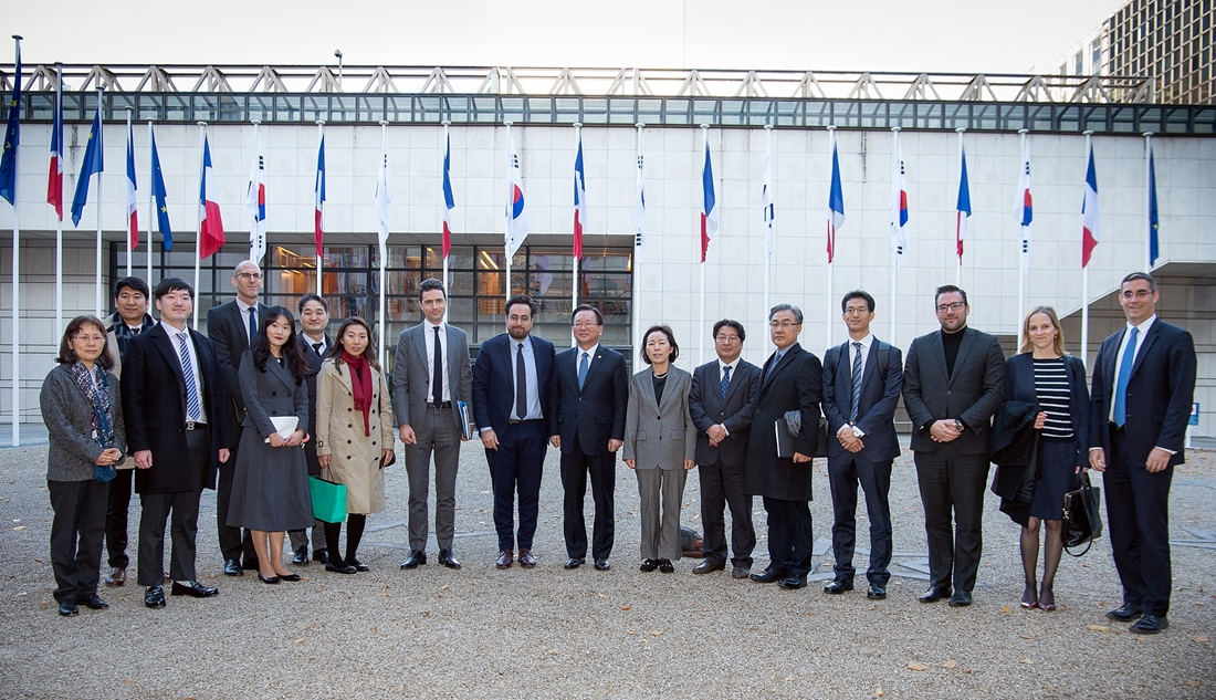 Minister Kim Boo Kyum (8th from right) and France’s Secretary of State for Digital Affairs Mounir Mahjoubi (9th from right) are taking photos with the delegates after discusses AI strategies for the public sector and private-public partnership on November 19 in France.
