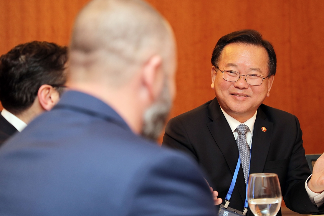 Minister Kim Boo Kyum meets with Canada’s Government CIO Alex Benay and share AI strategies and areas of cooperation at the 5th Digital 9 Summit held on November 21 in Israel.