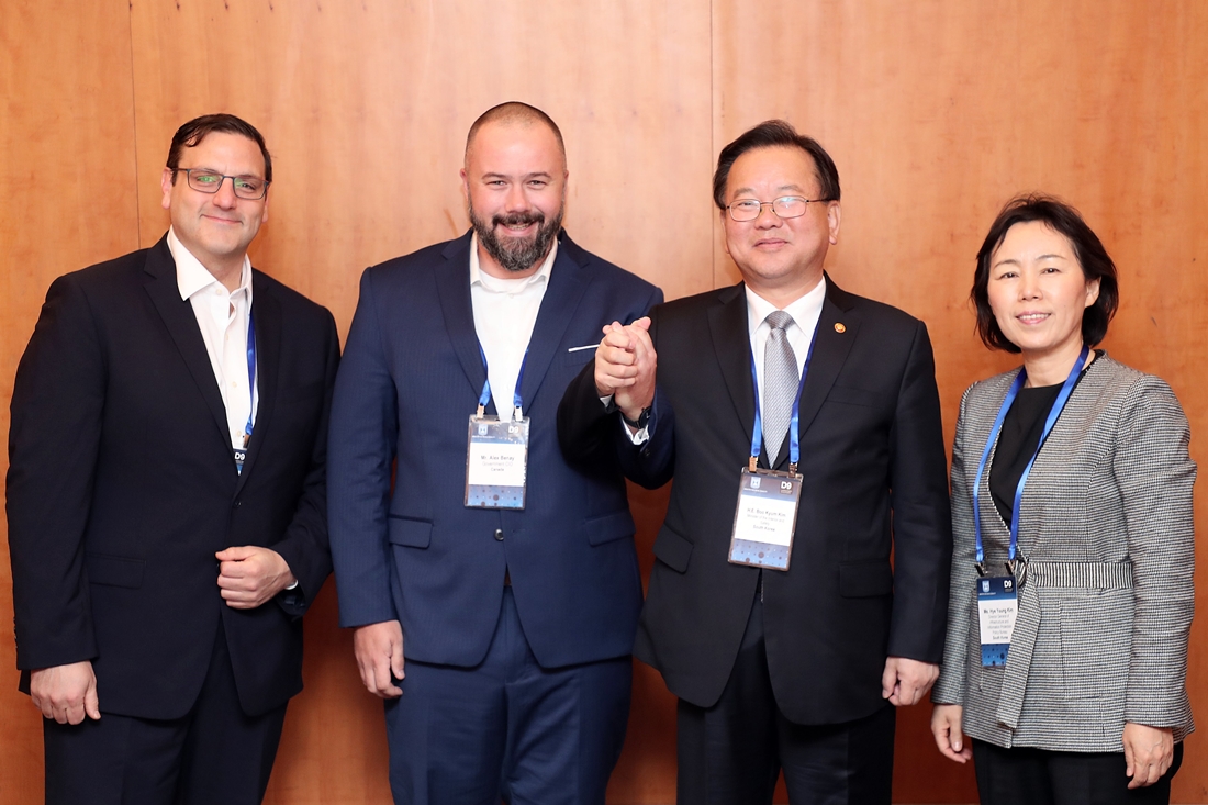 Minister Kim Boo Kyum is taking photos with Canada’s Government CIO Alex Benay after sharing AI strategies and areas of cooperation at the 5th Digital 9 Summit held on November 21 in Israel.
