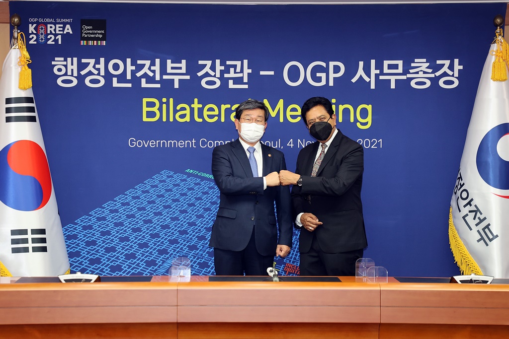 Minister Jeon Hae-cheol of the Interior and Safety (left) is taking commemorative photos with OGP CEO Sanjay Pradhan who visited Korea to discuss the OGP Global Summit to take place on December 15-17 at COEX, Seoul on November 4 at Government Complex Seoul.