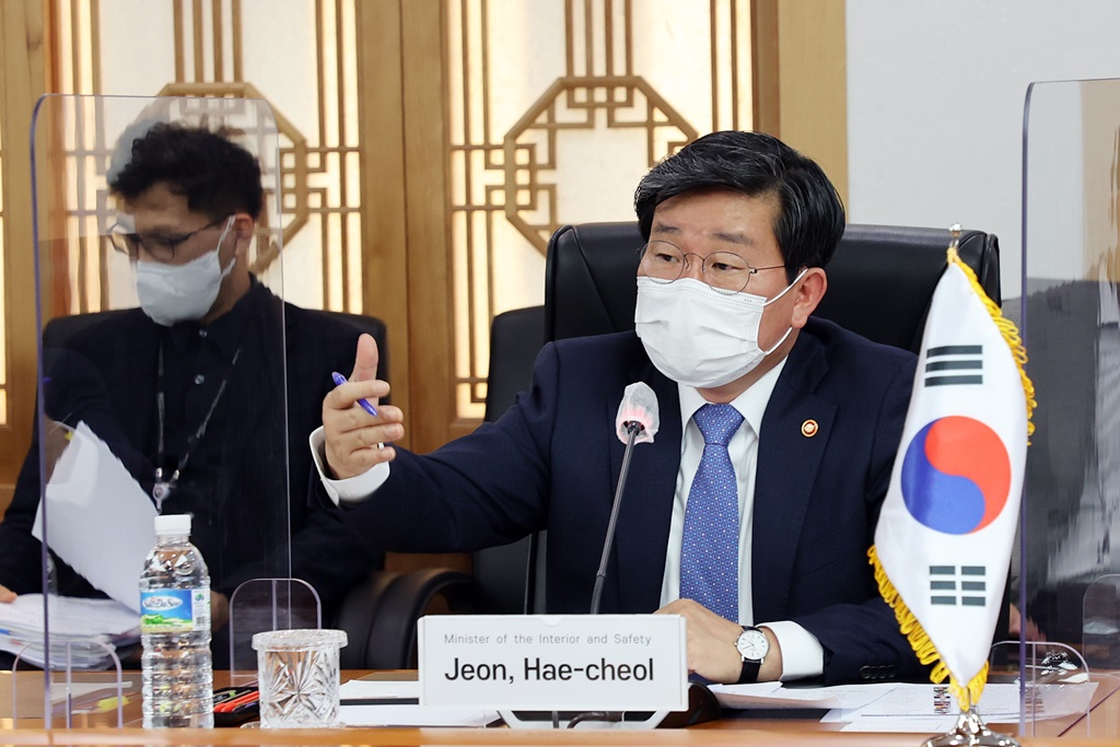 Minister Jeon Hae-cheol of the Interior and Safety is having a meeting with OGP CEO Sanjay Pradhan who visited Korea to discuss the OGP Global Summit to take place on December 15-17 at COEX, Seoul on November 4 at Government Complex Seoul.