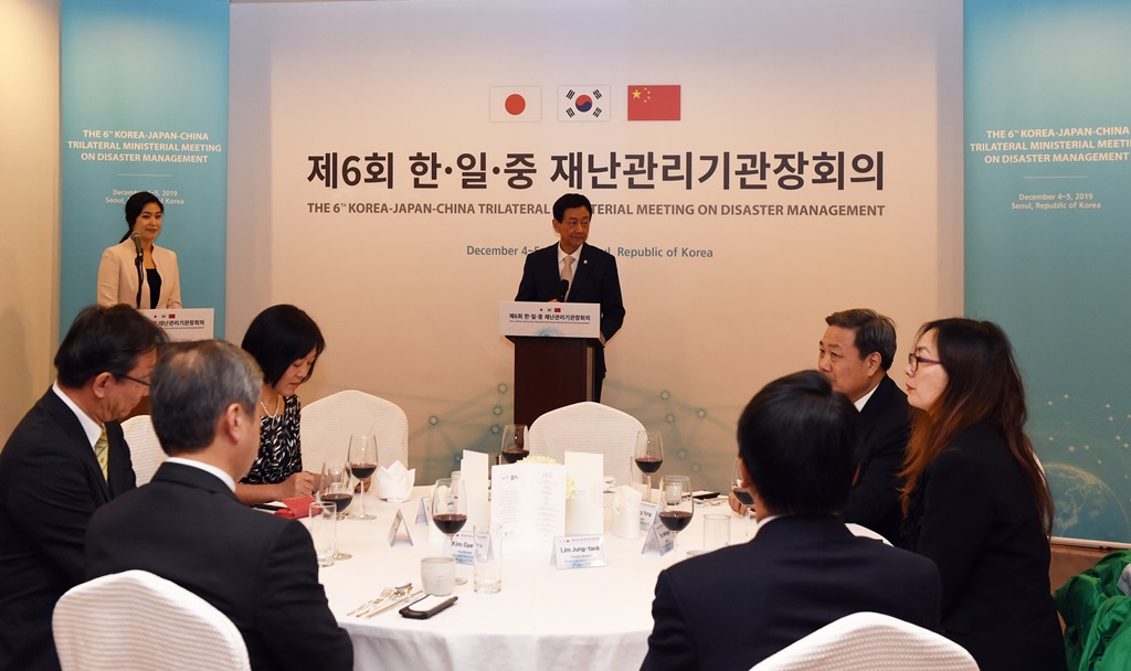 Minister Chin Young is delivering a welcoming speech at the welcome dinner for the 6th Trilateral Ministerial Meeting on Disaster Management held on December 5 at Samcheonggak.