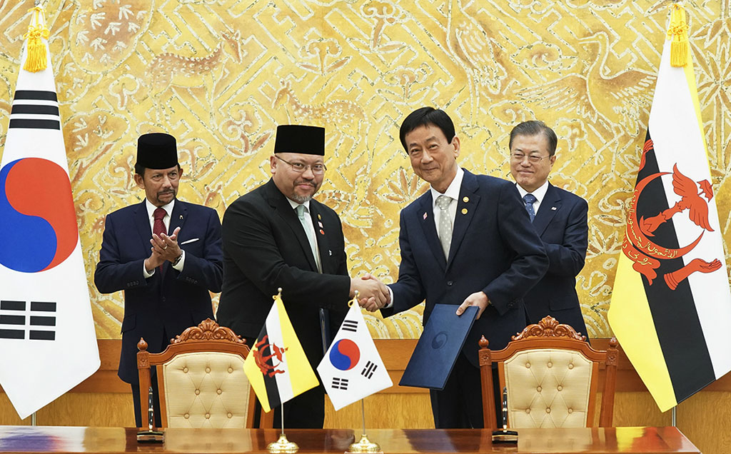 Minister Chin Young and Minister Abdul Mutalib Yusof for Transport and Infocommunications of Brunei Darussalam signed the MOU on e-Government between Korea and Brunei on November 24 at the Blue House.