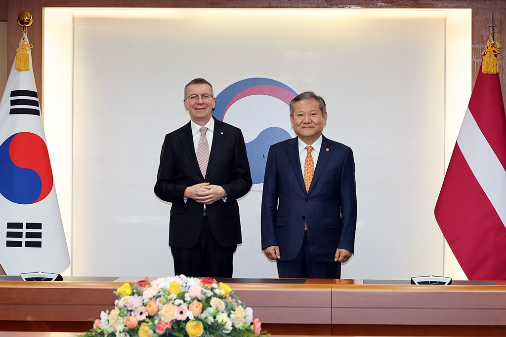 Minister of the Interior and Safety Lee Sang-min poses for a photo with Latvian President Edgars Rinkēvičs at the Government Complex Seoul in Jongno-gu on the afternoon of the 28th after meeting with him and discussing cooperation between the two countries in disaster response.