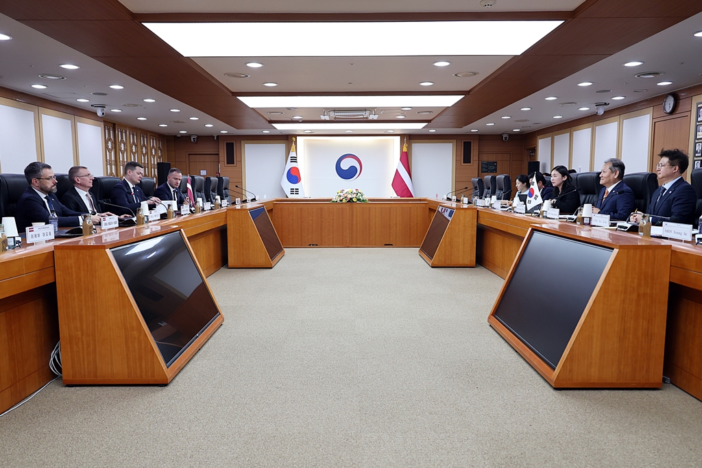 Minister of the Interior and Safety Lee Sang-min meets with Latvian President Edgars Rinkēvičs at the Government Complex Seoul in Jongno-gu on the afternoon of the 28th to discuss cooperation between the two countries in disaster response. 