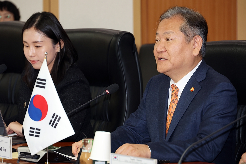 Minister of the Interior and Safety Lee Sang-min meets with Latvian President Edgars Rinkēvičs at the Government Complex Seoul in Jongno-gu on the afternoon of the 28th to discuss cooperation between the two countries in disaster response. 