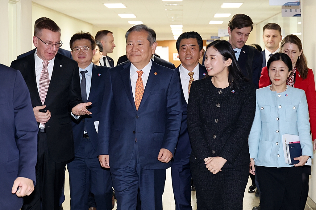 Minister of the Interior and Safety Lee Sang-min engages in a conversation with Latvian President Edgars Rinkēvičs after the meeting on cooperation between two countries in disaster response at the Government Complex Seoul in Jongno-gu on the afternoon of the 28th.