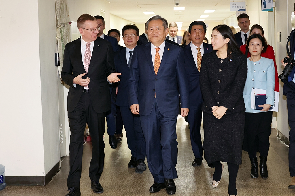 Minister of the Interior and Safety Lee Sang-min engages in a conversation with Latvian President Edgars Rinkēvičs after the meeting on cooperation between two countries in disaster response at the Government Complex Seoul in Jongno-gu on the afternoon of the 28th.