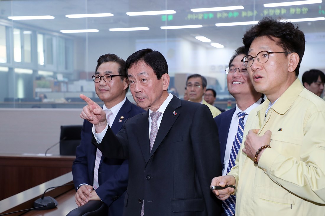 진영 장관이 8일 취임식에 앞서 중앙재난안전상황실(정부세종2청사)을 방문해 상황근무 직원들을 격려하고 있다.
