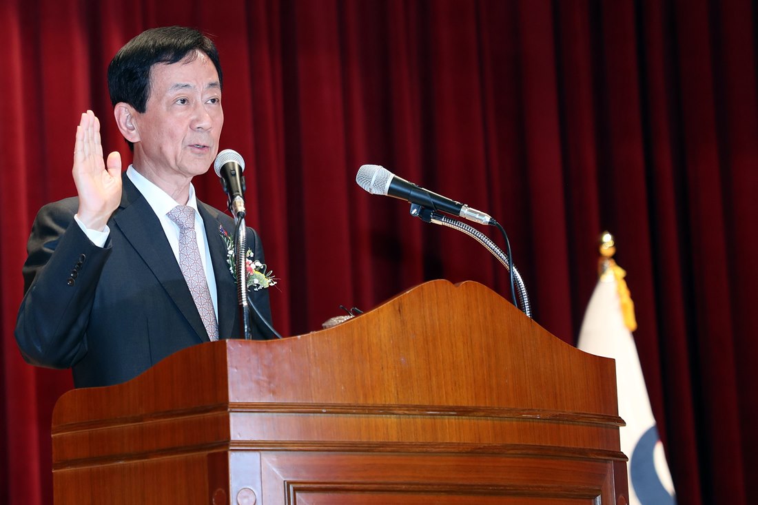 진영 장관이 8일 정부세종청사에서 열린 취임식에서 취임선서를 하고 있다.