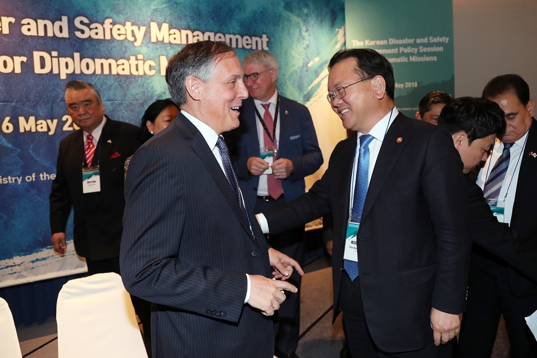 Minister Kim Boo-Kyum (right) talks with ambassadors in Korea at the 2018 Korean Disaster and Safety Management Policy Session for Diplomatic Missions.