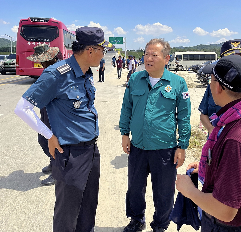 이상민 행정안전부 장관이 8일 오후 전북 부안군 새만금 세계스카우트잼버리 주차장을 찾아 참가 대원들의 비상대피 출차현장을 살펴보고 있다.