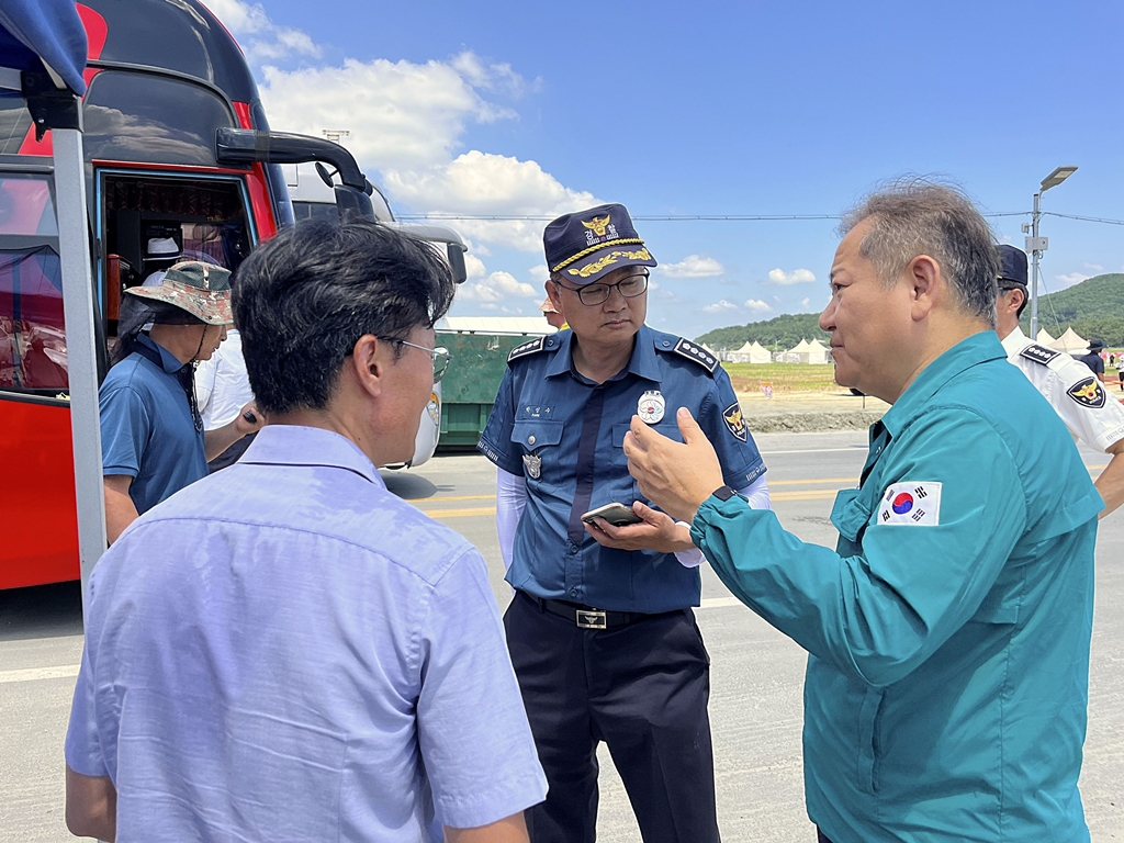 이상민 행정안전부 장관이 8일 오후 전북 부안군 새만금 세계스카우트잼버리 주차장을 찾아 참가 대원들의 비상대피 출차현장을 살펴보고 있다.