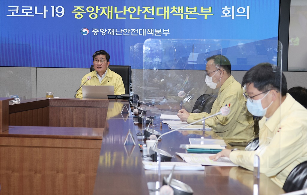 전해철 중대본 2차장(행정안전부 장관)이 12일 오전  서울 종로구 정부서울청사 중앙재난안전대책본부 서울상황센터에서 코로나-19 방대본·예벙접종추진단 조치사항 및 계획 등에 대한 점검회의에서 모두발언을 하고 있다.