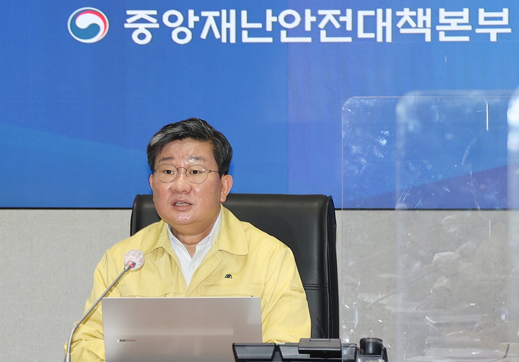 전해철 중대본 2차장(행정안전부 장관)이 12일 오전  서울 종로구 정부서울청사 중앙재난안전대책본부 서울상황센터에서 코로나-19 방대본·예벙접종추진단 조치사항 및 계획 등에 대한 점검회의에서 모두발언을 하고 있다.