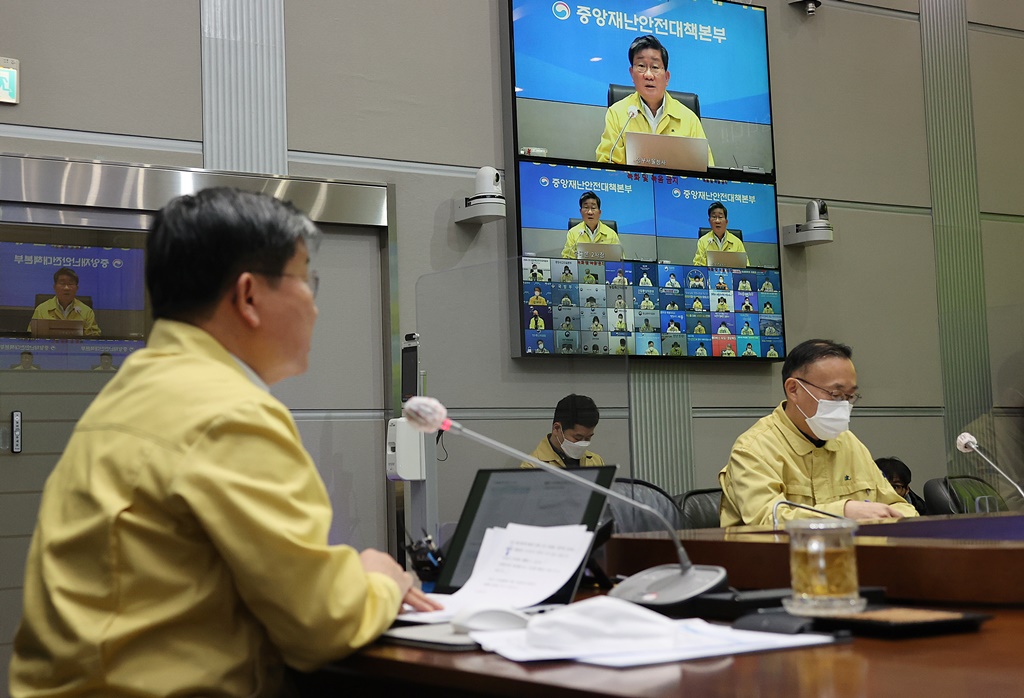 전해철 중대본 2차장(행정안전부 장관)이 12일 오전  서울 종로구 정부서울청사 중앙재난안전대책본부 서울상황센터에서 코로나-19 방대본·예벙접종추진단 조치사항 및 계획 등에 대한 점검회의에서 모두발언을 하고 있다.
