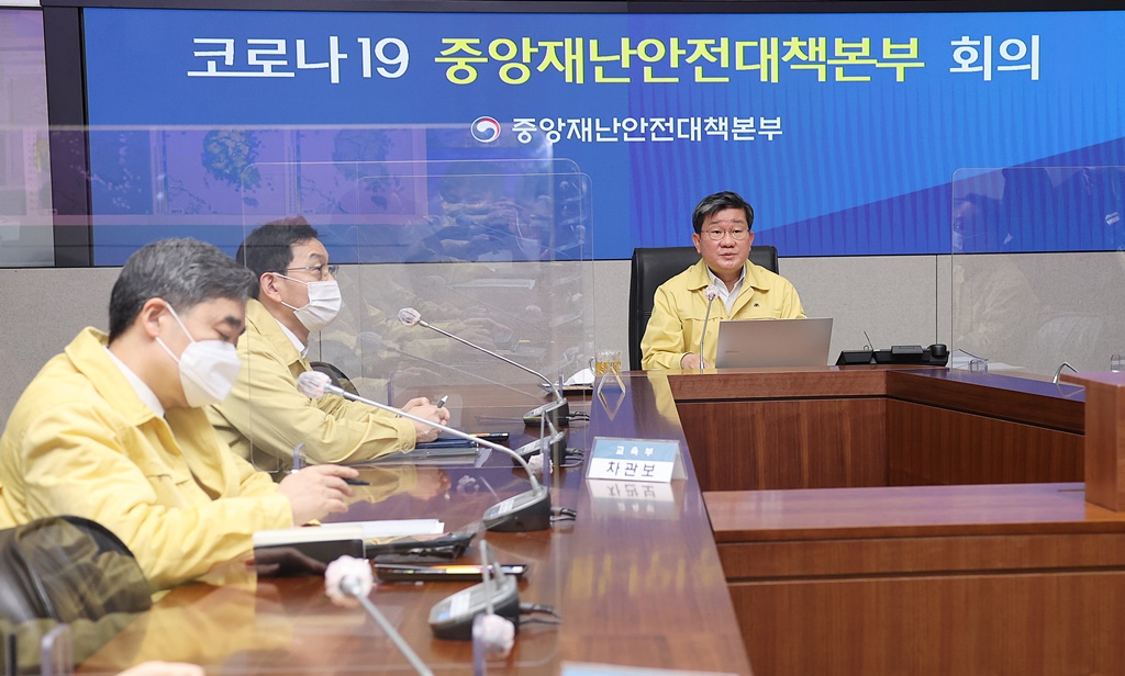 전해철 중대본 2차장(행정안전부 장관)이 12일 오전  서울 종로구 정부서울청사 중앙재난안전대책본부 서울상황센터에서 코로나-19 방대본·예벙접종추진단 조치사항 및 계획 등에 대한 점검회의에서 모두발언을 하고 있다.