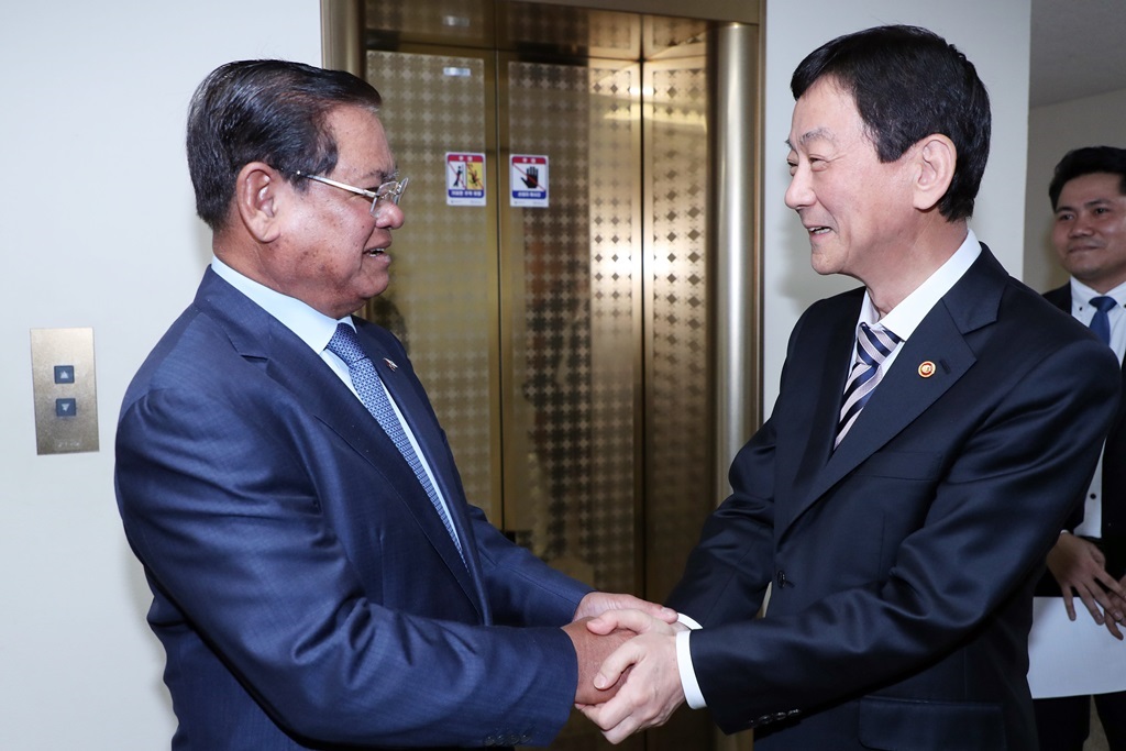 Minister Chin Young is shaking hands with Cambodian Deputy Prime Minister and Interior Minister Sar Kheng who visited Korea with his delegation on May 2. 