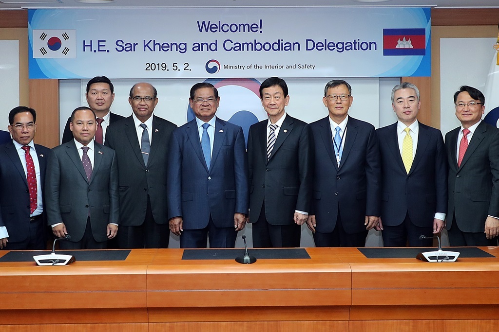Minister Chin Young is taking photos with Deputy Prime Minister and Interior Minister Sar Kheng and the Cambodian delegation after discussion on Korea-Cambodia projects on public administration at Government Complex Seoul on May 2.