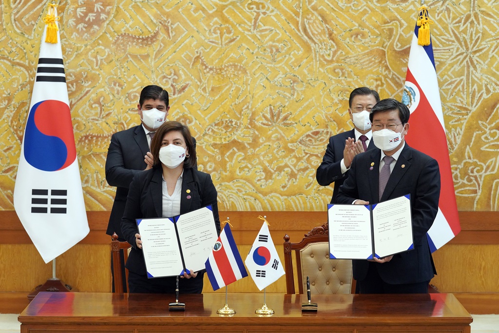 Minister Jeon Hae-cheol of the Interior and Safety and Minister Paola Vega Castillo of Science,Technology and Telecommunication of Costa Rica are taking photos after signing a MOU on cooperation in digital government at the presidential office in Seoul on Nov.23, 2021 during the state visit of Costa Rica president, Carlos Alvarado Quesada to Korea.