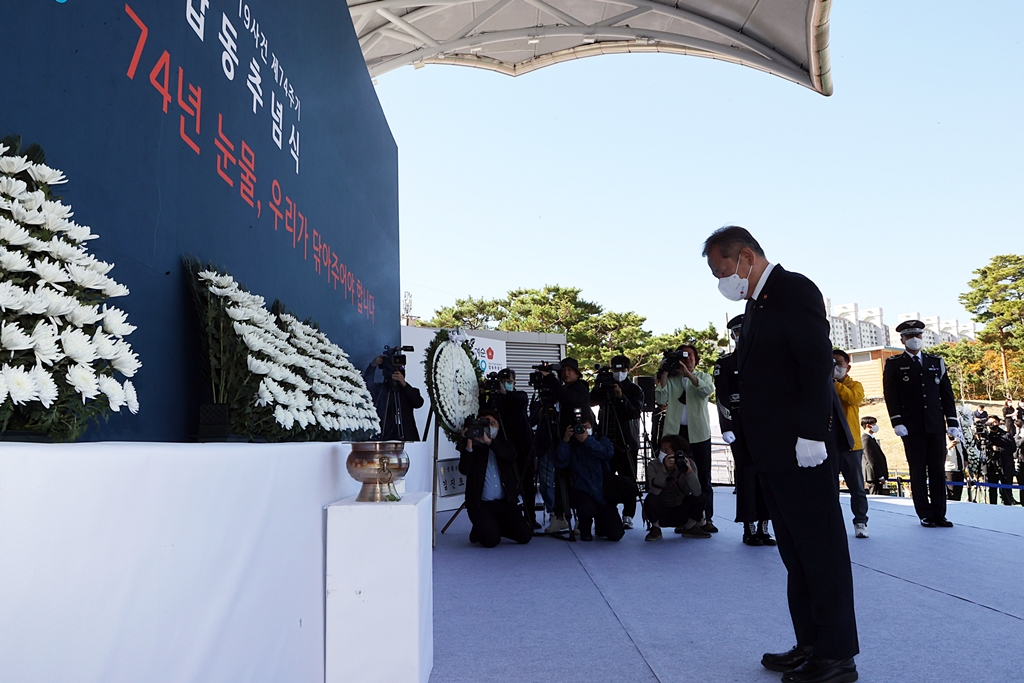 Lee Sang-min, Minister of the Interior and Safety (MOIS), offers incense and flowers attending a joint memorial ceremony for the 74th anniversary of the Yeosu-Suncheon Incident held at Gwangyan Citizens Plaza in Jeollanam-do on the morning of the 19th.