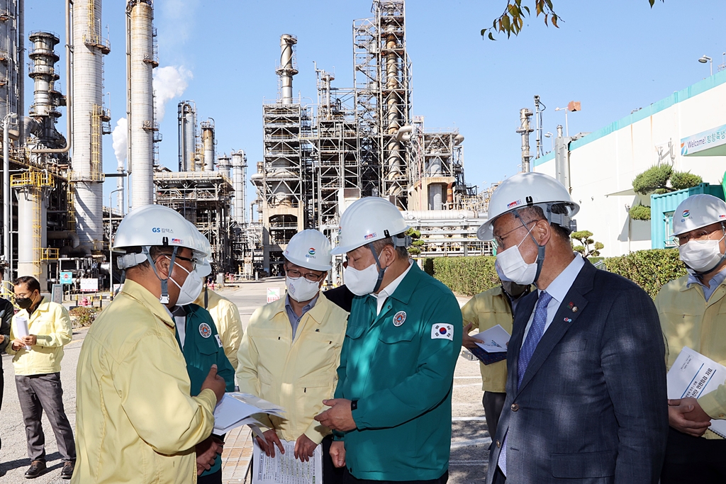 Interior Minister Lee Sang-min visits the Yeosu Industrial Complex in Jeollanam-do and the Yeosu Plant of GS Caltex Inc. and inspects how safety management is conducted at the site on the afternoon of the 19th.