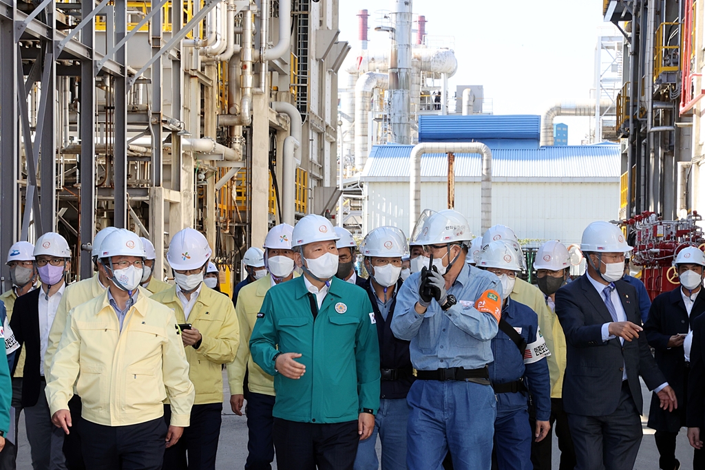 Interior Minister Lee Sang-min visits the Yeosu Industrial Complex in Jeollanam-do and Hanwha Solutions Chemical Division Corporation and inspects how safety management is conducted at the site on the afternoon of the 19th.