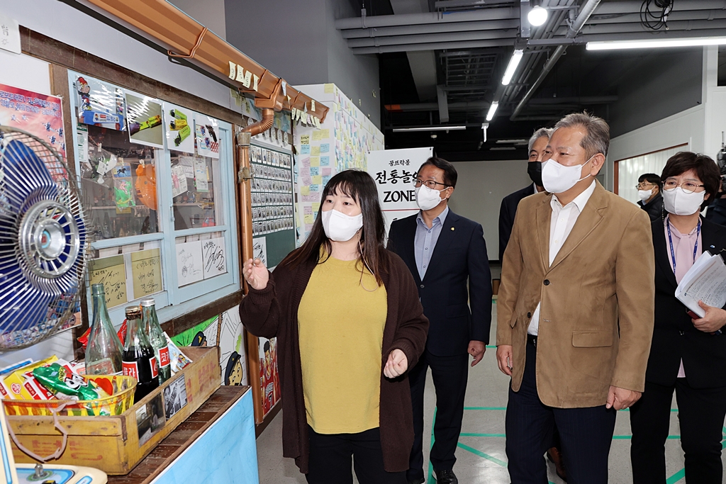 Minister Lee Sang-min visits Jungang Market in Yeosu-si, Jeollanam-do, on the afternoon of the 19th and encourages the young entrepreneurs of 'kumtteurakmol (A market that makes dreams come true)' on the afternoon of the 19th.