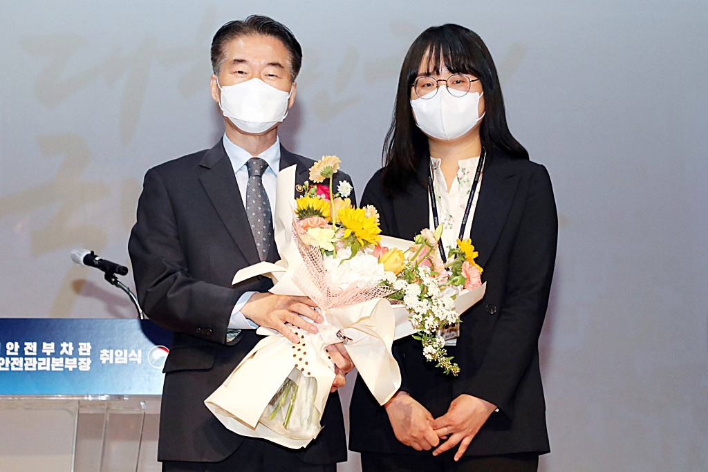 김성호 행정안전부 재난안전관리본부장이 13일 정부세종2청사 16동 대강당에서 열린 취임식에서 축하 꽃다발을 받고 있다.
