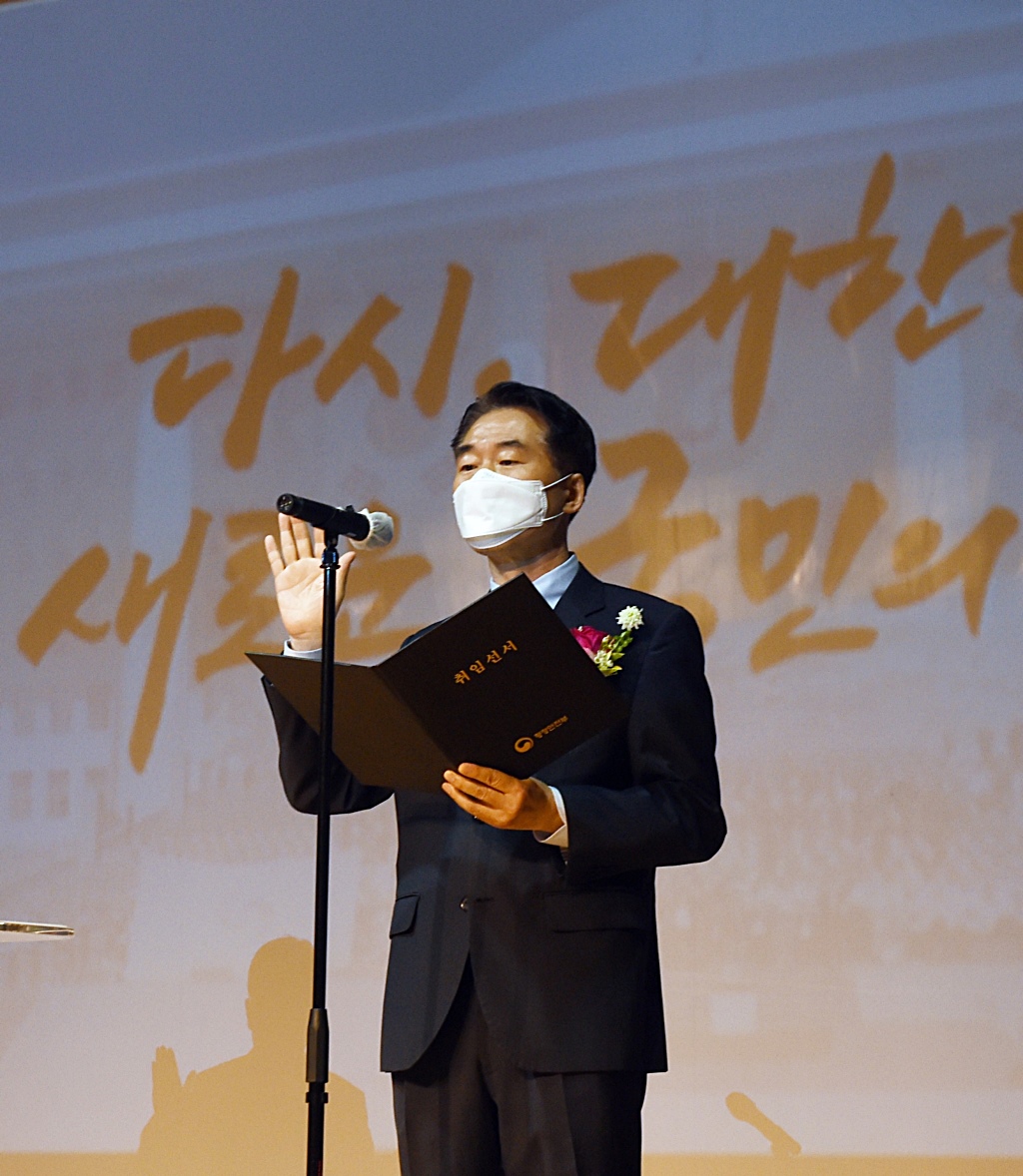 김성호 행정안전부 재난안전관리본부장이 13일 정부세종2청사 16동 대강당에서 열린 취임식에서 취임선서를 하고 있다.