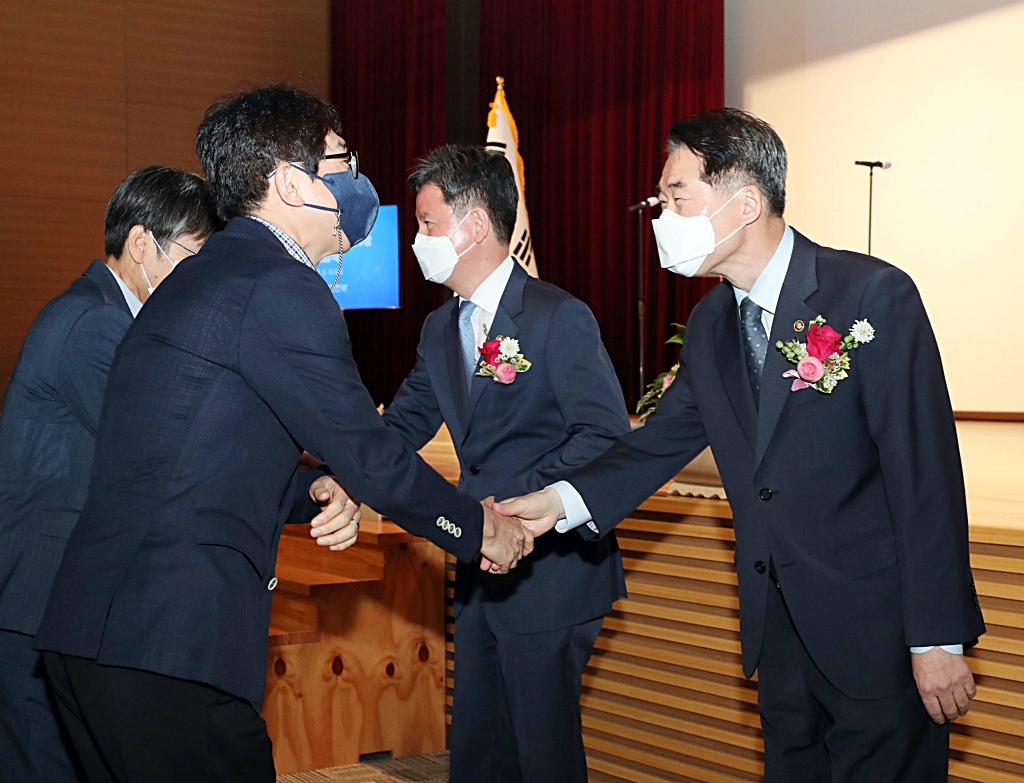 김성호 행정안전부 재난안전관리본부장이 13일 정부세종2청사 16동 대강당에서 열린 취임식을 마친 후 직원과 인사하고 있다