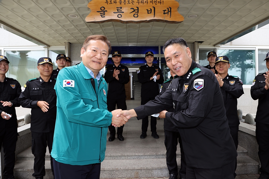Minister Lee inspects the coastal security and encourages the guards at the Ulleung Security Police Station in Ulleung, Gyeongbuk, on the afternoon of the 19th.