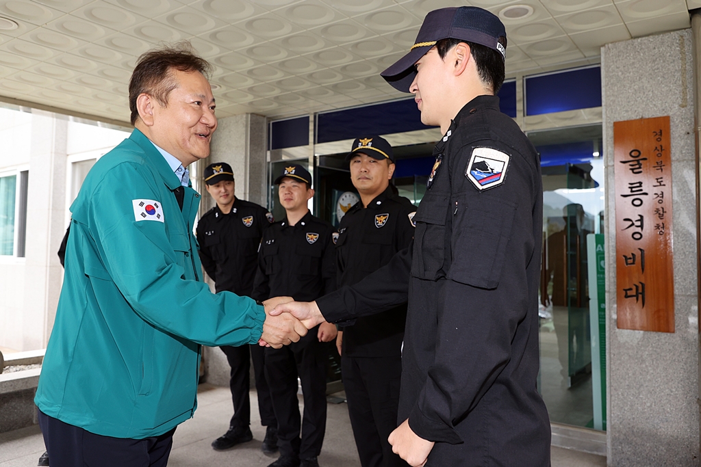 Minister Lee inspects the coastal security and encourages the guards at the Ulleung Security Police Station in Ulleung, Gyeongbuk, on the afternoon of the 19th.