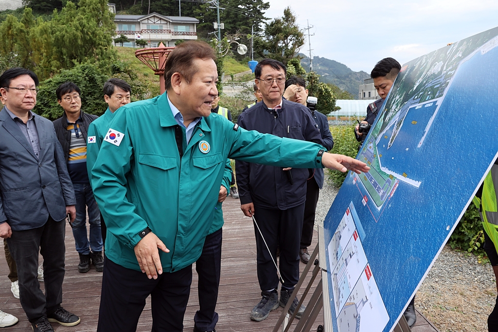 Minister Lee Sang-min inspects Ulleung Airpot construction site in Ulleung-gun, Gyeongbuk, on the afternoon of the 19th.