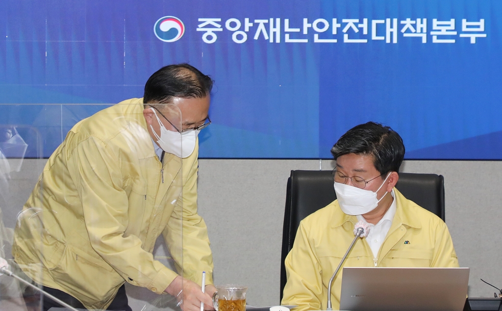 On the morning of the 6th, Jeon Hae-cheol, Vice head 2 of the Central Disaster and Safety Countermeasures Headquarters (Minister of the Interior and Safety), receives a report from Lee Han-kyung, head of the Disaster and Safety Cooperation Office, ahead of the meeting at the Seoul Incident Center of the CDSCH located at the Seoul Government Complex in Jong-no, Seoul.