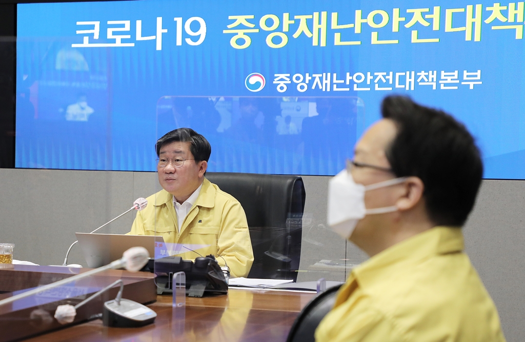 Jeon Hae-cheol, Vice Head 2 of the Central Disaster and Safety Countermeasures Headquarters (and Minister of the Interior and Safety), speaks at an inspection meeting on the morning of the 6th at the Seoul Situation Center of the CDSCH at the Seoul Government Complex in Jongno-gu, Seoul on the measures and plans for COVID-19.