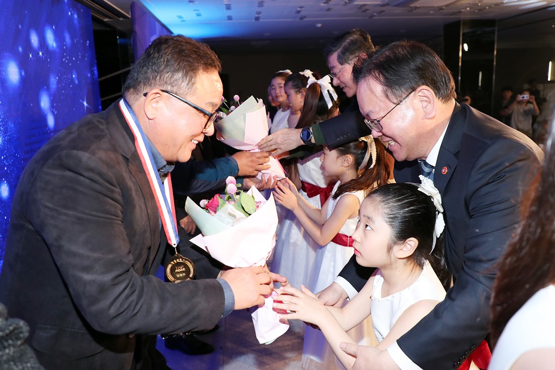 3일 세종문화회관에서 열린 '2018 안전문화대상' 시상식에서 김부겸 장관이 참 안전인상 수상자에게 어린이합창단원과 함께 꽃다발을 전달하고 있다.