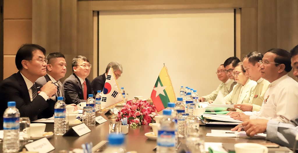 Vice Minister Chin Yoon Jong-in (left) had a bilateral meeting with Myanmar’s Deputy Union Government Office Minister Tin Myint at Naypyitaw Hilton Hotel, Myanmar on September 23 and discussed ways to foster cooperation in public administration between the two countries. 