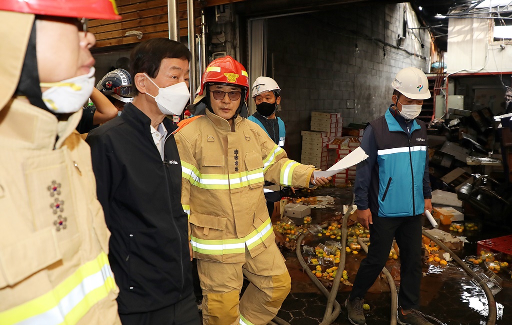 진영 장관이 21일 오전 화재가 발생한 서울 동대문구 청량리 청과물시장 화재현장을 방문하여 동대문소방서 관계자들과 피해현장을 둘러 보고 있다. 진영 장관은, 피해상인 임시판매장 설치 등 지원 최선 당부 하였다.
