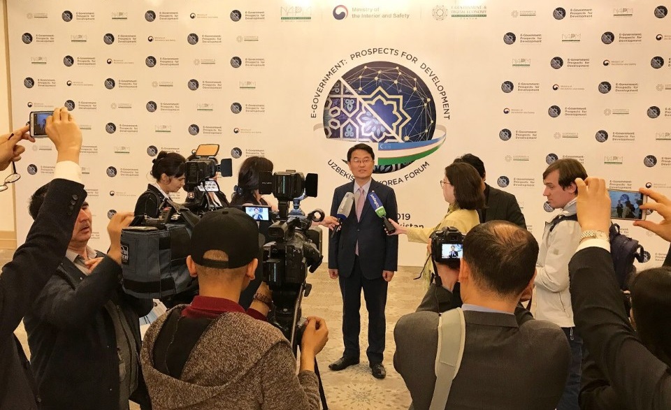 Vice Minister Yoon Jong-in delivers his opening remarks at the Korea-Uzbekistan e-Government Cooperation Forum, attended by about 100 public officials, at NAPM in Tashkent on March 19.