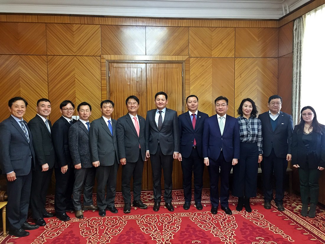 Vice Minister Yoon Jong-in (6th from left) poses with Mr. Urgamal Byambasuren (6th from right), Deputy Head of Cabinet Secretariat Government of Mongolia, Mr. Chinbat Baatarjav (6th from right), Chairman of Communications and Information Technology Agency of Mongolia, and other officials in Ulaanbaatar on March 21. 
