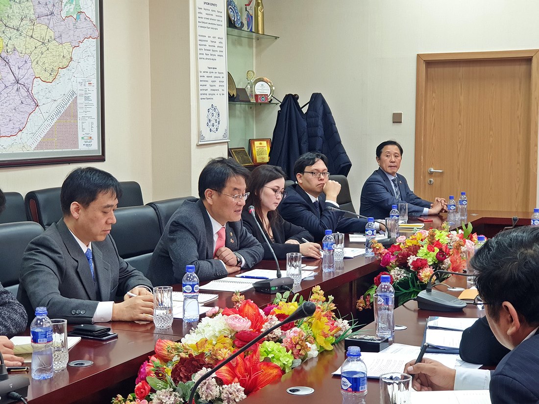 Vice Minister Yoon Jong-in shares thoughts on mutual cooperation in e-government with Mr. Chinbat Baatarjav, Chairman of Communications and Information Technology Agency of Mongolia, on March 21. 