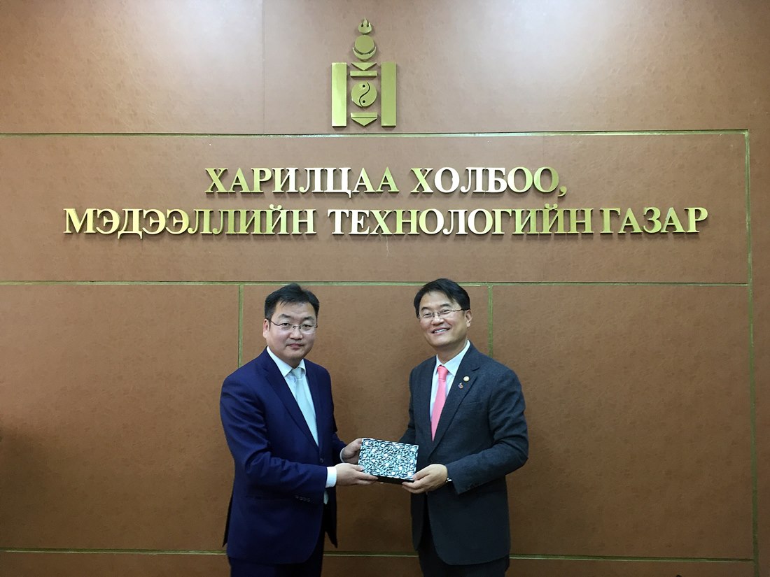 Vice Minister Yoon Jong-in gives a token of appreciation to Mr. Chinbat Baatarjav, Chairman of Communications and Information Technology Agency of Mongolia, after discussing mutual cooperation in e-government on March 21.