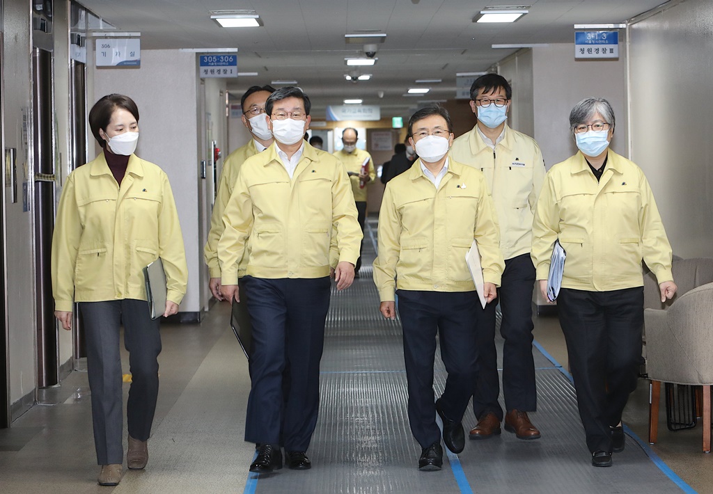(From left) Minister Yoo Eun-hae of Education (ex-officio Deputy Prime Minister), Minister Jeon Hae-cheol of the Interior and Safety, Minister Kwon Deok-cheol of Health and Welfare and Commissioner Jeong Eun-kyeong of Korea Disease Control and Prevention Agency walk to the joint briefing room in Government Complex Seoul for a briefing on the outcome of special quarantine inspection meeting on COVID-19 response on November 29. 